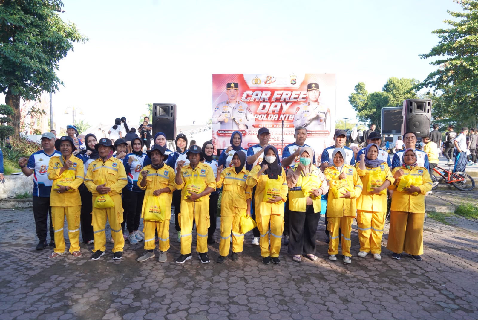 CFD bersama Masyarakat, Wakapolda NTB Menyapa dan Bagikan Paket Sembako Untuk Masyarakat Penerima Manfaat | Hukrim — Orbit NTB