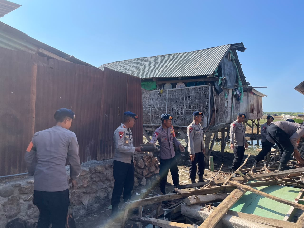 Gempa Flores Berdampak ke Bima, Tim SAR Brimob Polda NTB Bantu Bersihkan Rumah Warga | Hukrim — Orbit NTB