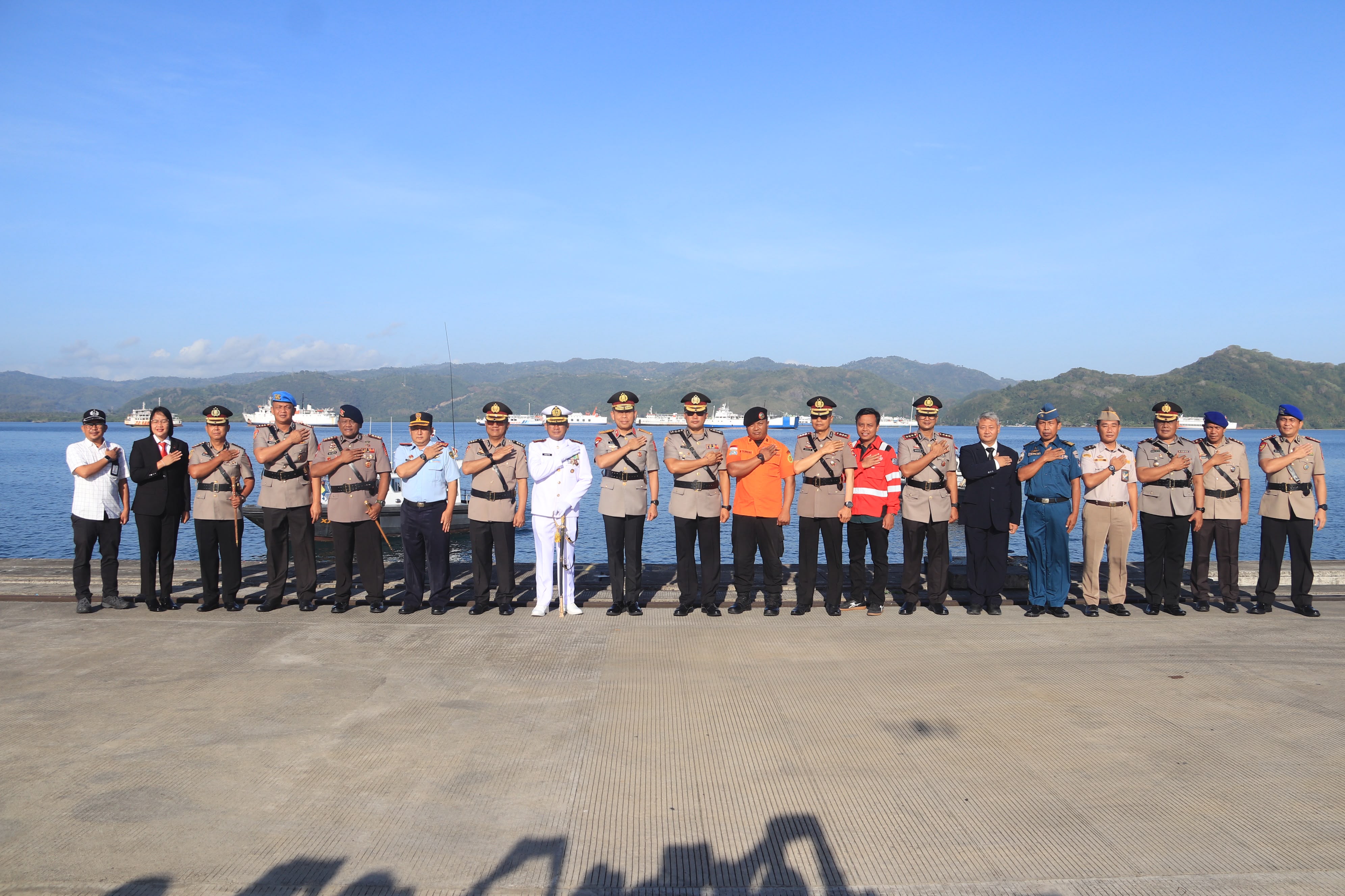 Hari Bhayangkara ke-80, Polda NTB Kenang Perjuangan Pahlawan Lewat Tabur Bunga | Hukrim — Orbit NTB