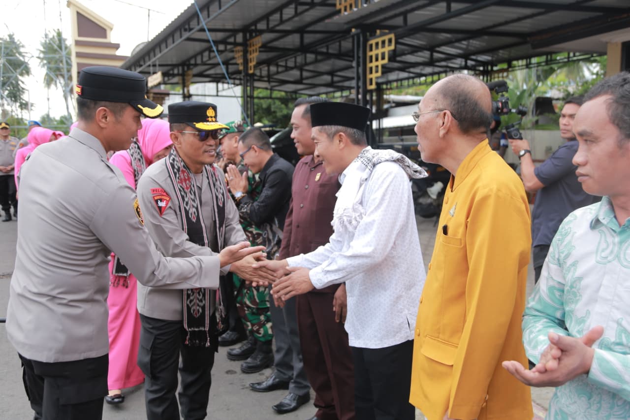 Kapolda NTB Salurkan Bansos dan Tanam Pohon Saat Kunker ke Polres Lombok Utara | Hukrim — Orbit NTB