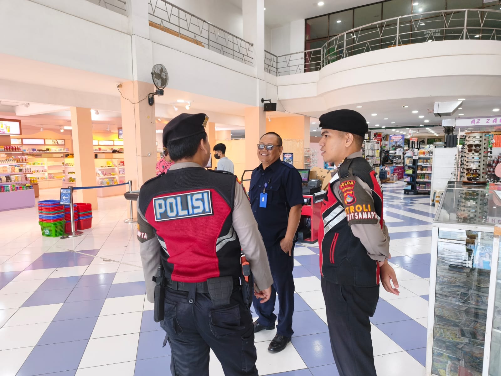 Patroli Kota Presisi Sambangi Pertokoan MGM, Polda NTB Perkuat Keamanan Kawasan Publik | Hukrim — Orbit NTB