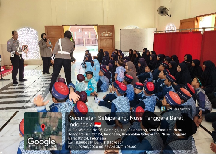 Tanamkan Disiplin Sejak Dini, Ditlantas Polda NTB Edukasi Pelajar Ponpes Al Mubarok soal Tertib Berlalu Lintas | Hukrim — Orbit NTB