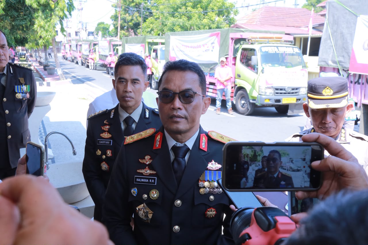Usai Upacara HUT RI Ke-81, Kapolda NTB Lepas 8 Truk Bantuan untuk Korban Gempa NTT | Hukrim — Orbit NTB